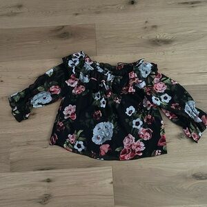 Off the shoulder Flowery Suzy shier shirt. Size medium.